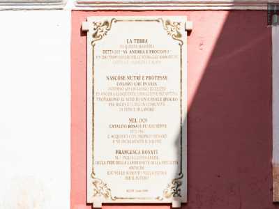 I due ci indicano una targa dedicata alla zia Francesca